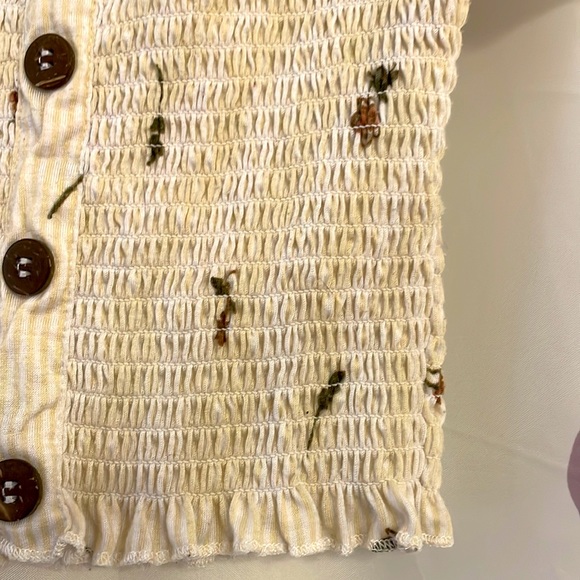 Off the shoulder cropped top with flowers. - Picture 3 of 3